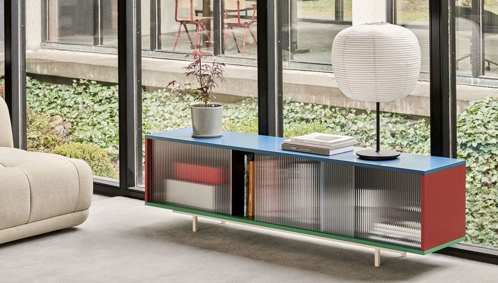 Colour Cabinet L Sideboard von Hay mit blauer Oberfläche und geriffelten Glastüren im modernen Wohnzimmer.