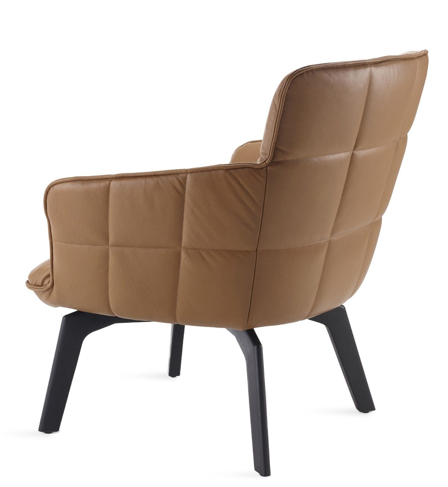 Rückansicht des Marla Easy Chair Sessels von Freifrau Manufaktur in braunem Leder mit schwarzem Holzfuß.