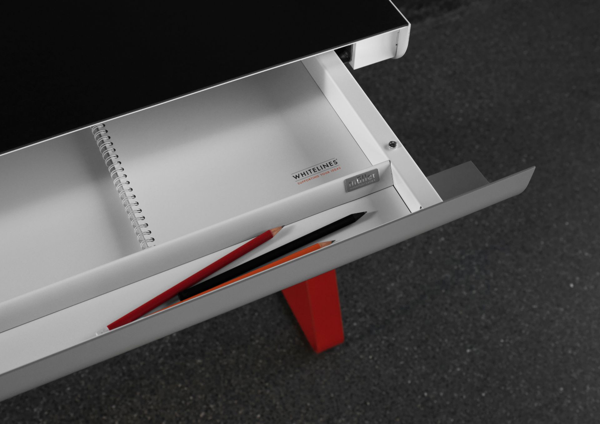 PS10 Sekretär von Müller Möbelfabrikation: Detailaufnahme der Schublade mit Notizblock und Stiften, modernes Büro Design.