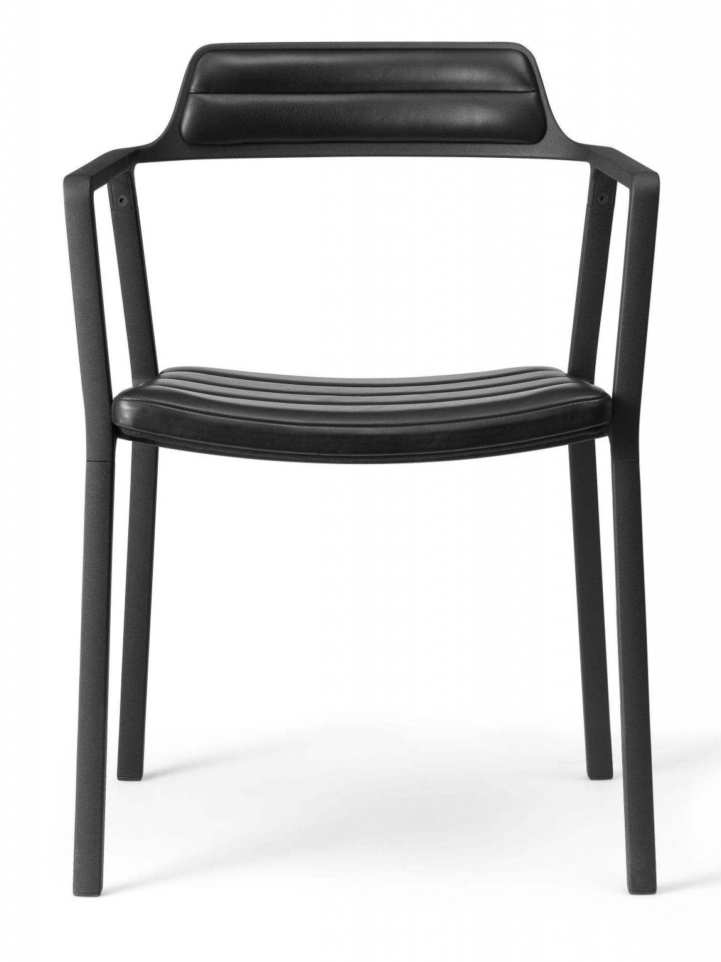 Schwarzer Stuhl mit Armlehnen und Anilinleder-Sitzfläche. Modernes Design für Esszimmer und Büro.