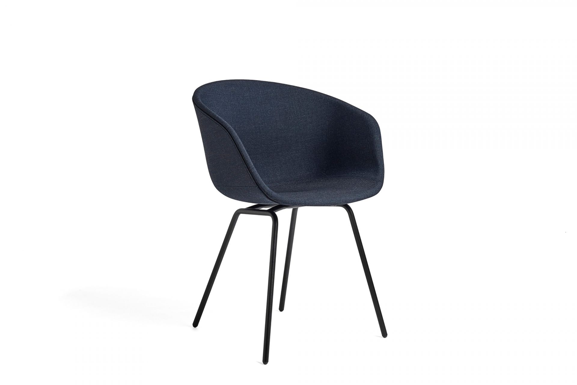 Blauer About A Chair AAC27 Stuhl von Hay mit Vollpolster und schwarzem Metallgestell.