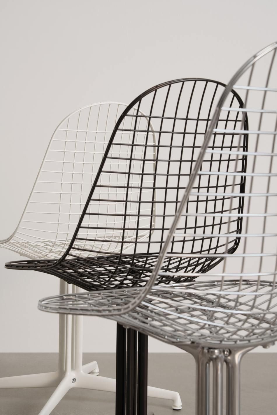 Vitra DKL Wire Chair Stühle in Weiß, Schwarz und Chrom, ungepolstert, Detailaufnahme der Sitzflächen.