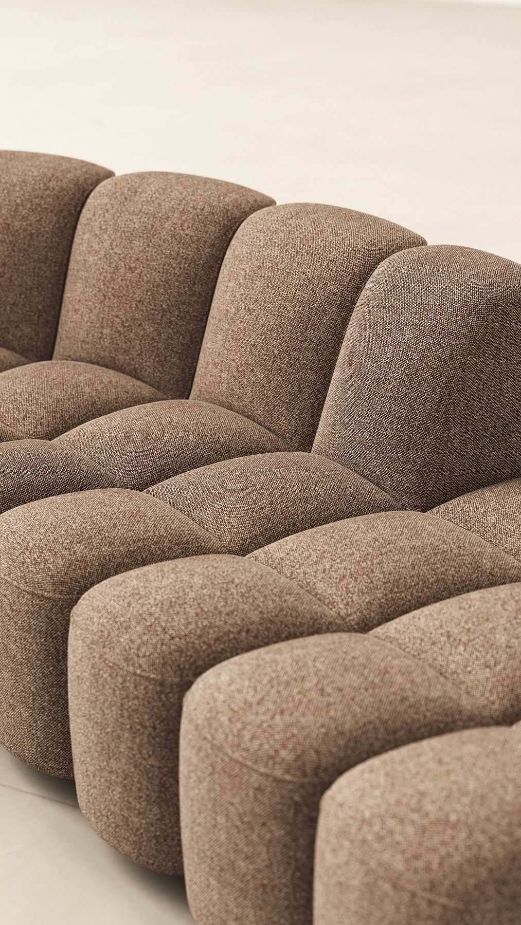 Detailaufnahme des braunen Array Sofa Systems von MDF Italia, ein modulares Wohnzimmermöbel mit Stoffbezug.