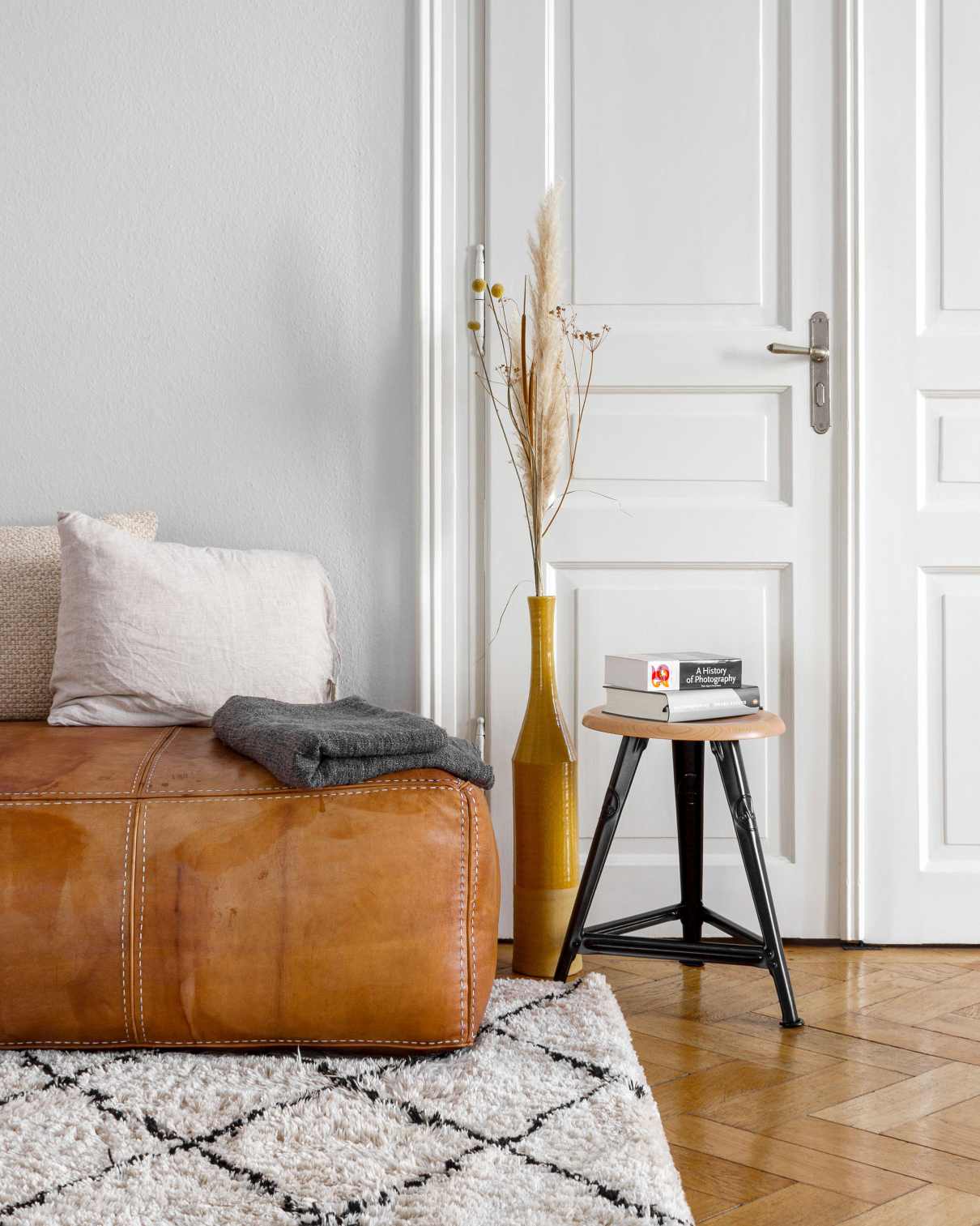 Rowac Schemel Model I 50 cm Hocker aus Holz und Metall im modernen Wohnambiente.