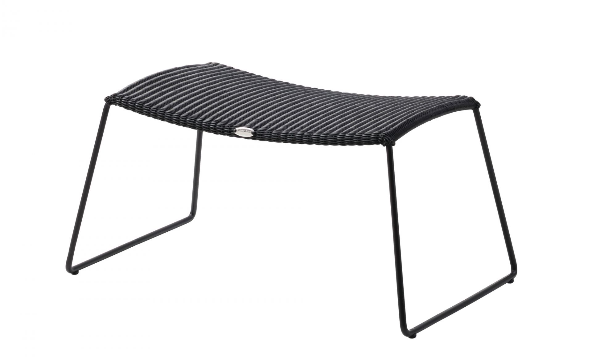 Schwarzer Cane-Line Breeze Hocker für den Außenbereich, geflochtene Sitzfläche und filigrane Metallbeine.