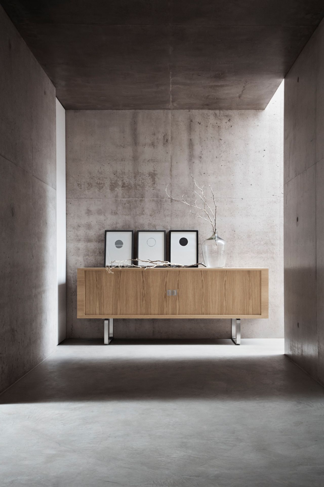 CH825 Credenza Sideboard von Carl Hansen, helles Holz, minimalistisch, mit Deko-Elementen in Beton-Raum.