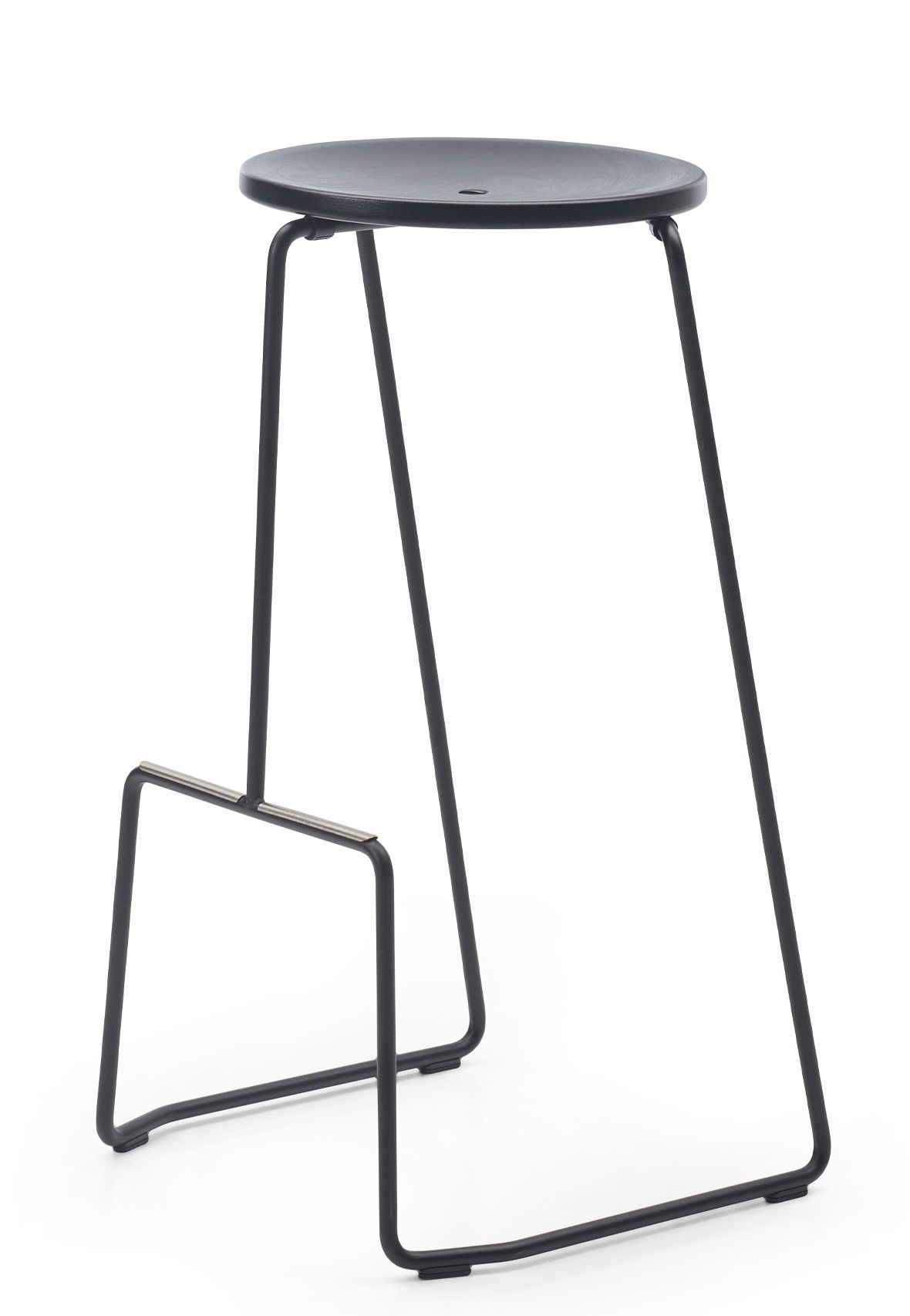 Schwarzer Tiki Hocker von Extremis, ein minimalistischer Barhocker für den Außenbereich mit Stahlgestell und Fußstütze.