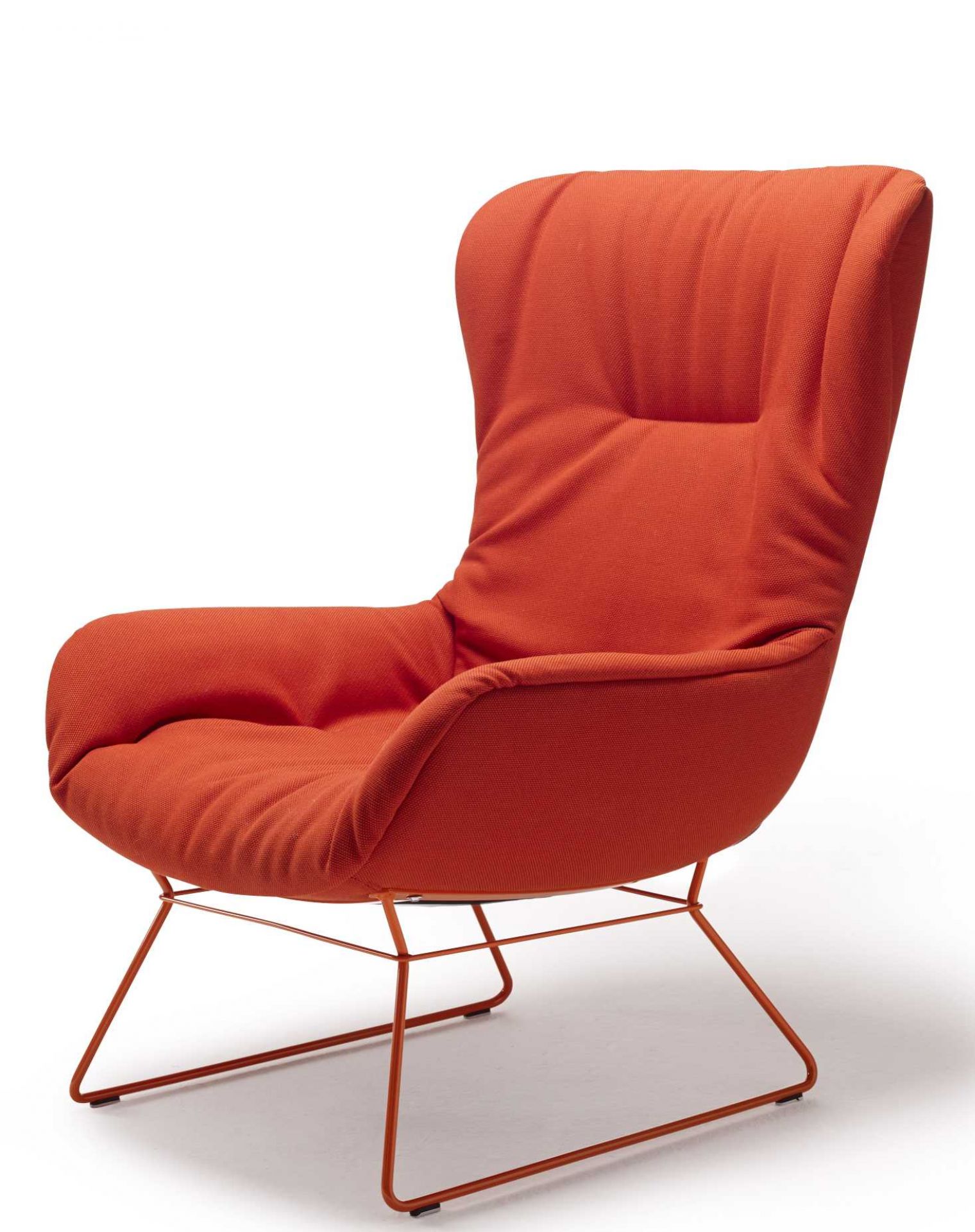 Oranger Leya Cocktail Sessel von Freifrau Manufaktur mit hoher Rückenlehne und filigranem Metallgestell.