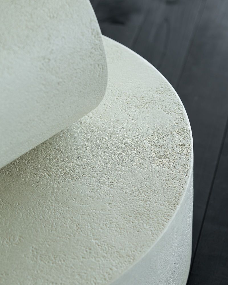 Detailaufnahme der Microcement-Oberfläche des runden Elements Couchtisches von Ethnicraft in Off White.