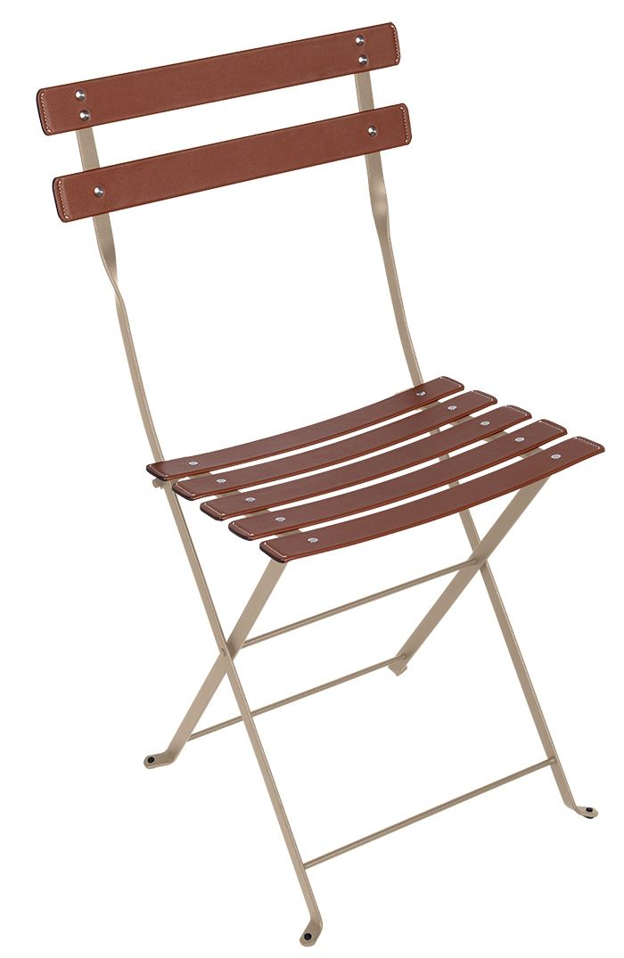 Bistro Lederstuhl Outdoor Fermob: Klappbarer Gartenstuhl mit braunen Lederriemen und beigem Metallgestell.