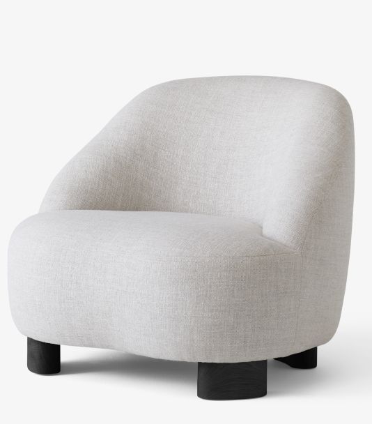 Margas LC1 Loungesessel von AndTradition, moderner Sessel mit hellgrauem Stoffbezug und schwarzen Holzfüßen.