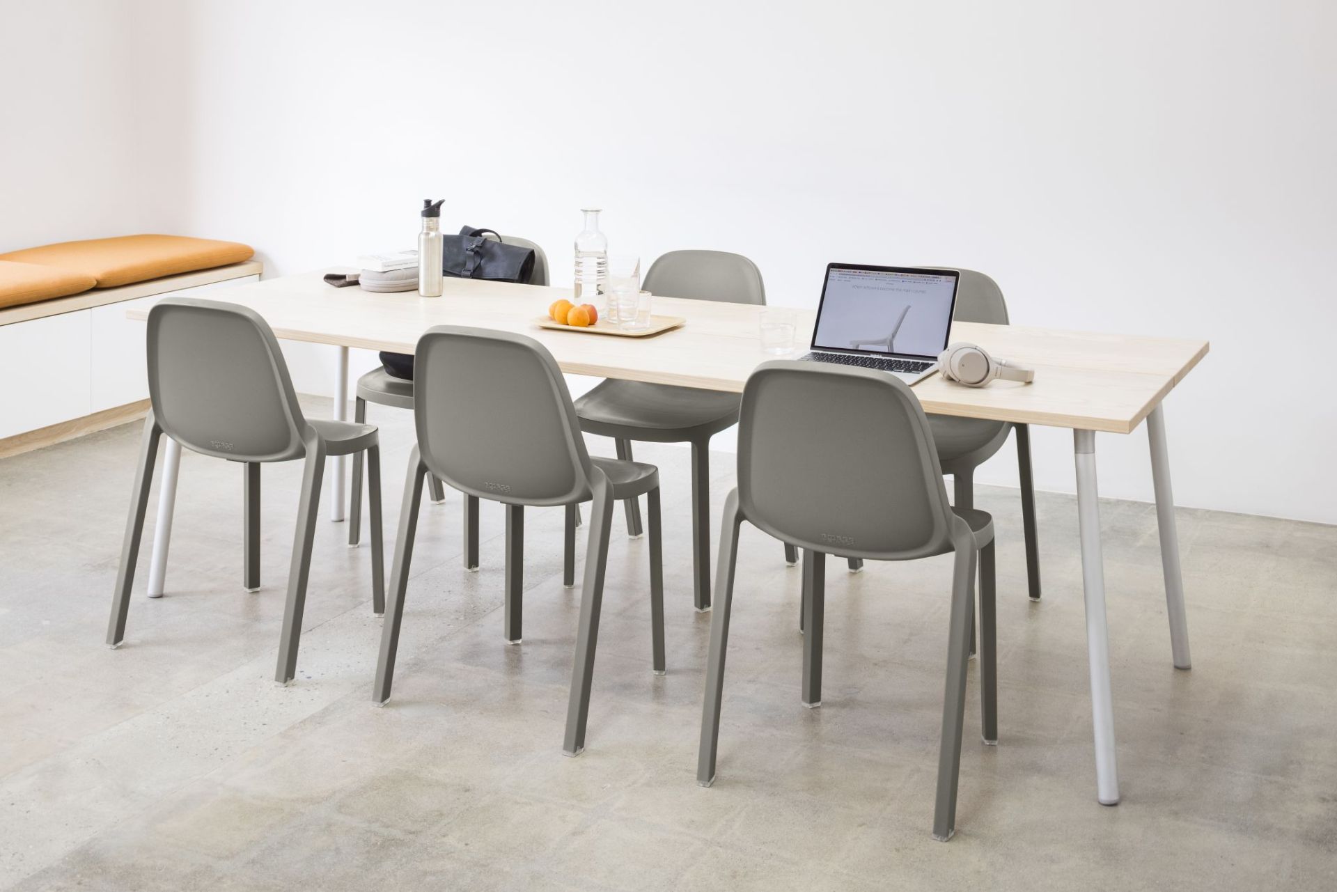 Broom Stacking Chair stapelbare stoel saliegroen Emeco