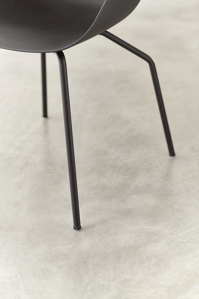 Detailaufnahme: Schwarzer Yonda Universalstuhl mit filigranem Metallgestell von Wilkhahn, modernes Design für Büro und Wohnraum.