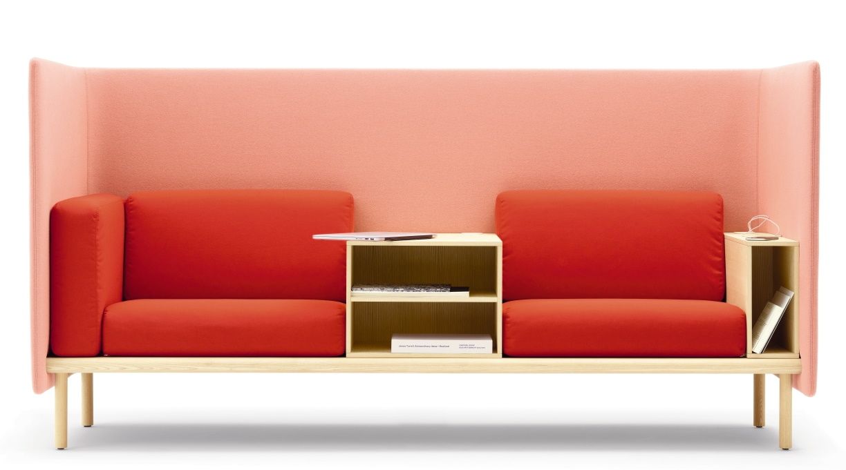 Floater Sofa von Cor, modernes 3-Sitzer Sofa in Rot mit integrierten Regalen und hoher Rückenlehne.