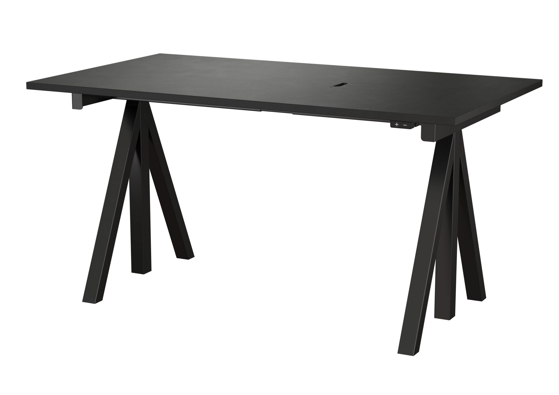 Schwarzer Works Schreibtisch höhenverstellbar von String Furniture mit trapezförmigen Beinen und Kabeldurchlass für ergonomisches Arbeiten.