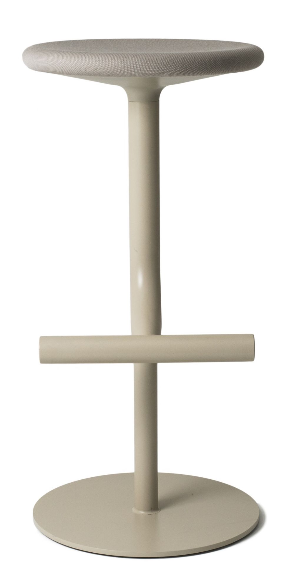 Beiger Tibu Stool Hocker von Magis mit Fußstütze und rundem Sitz im modernen Design.
