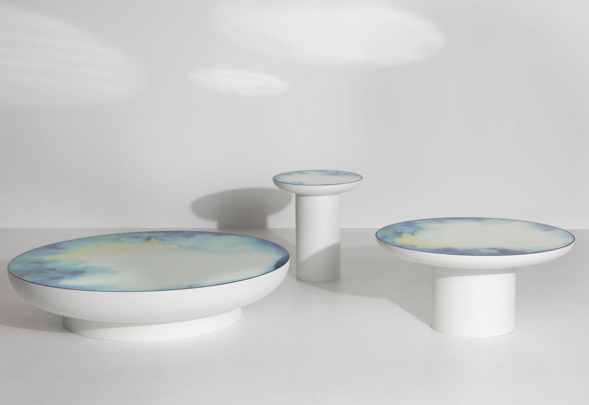 Weißer Francis Couchtisch von Petite Friture, runder Beistelltisch mit blau-gelber Oberfläche. Modernes Wohnzimmer Design.