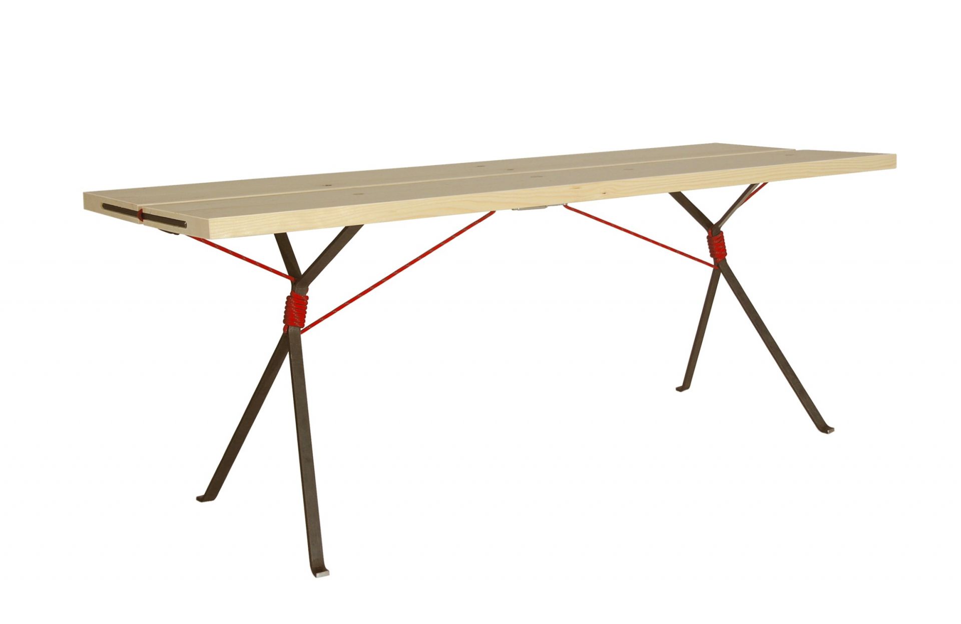 Kampenwand Tisch von Moormann: Moderner Holztisch mit roten Seilen und Metallbeinen. Designmöbel für Wohnzimmer.