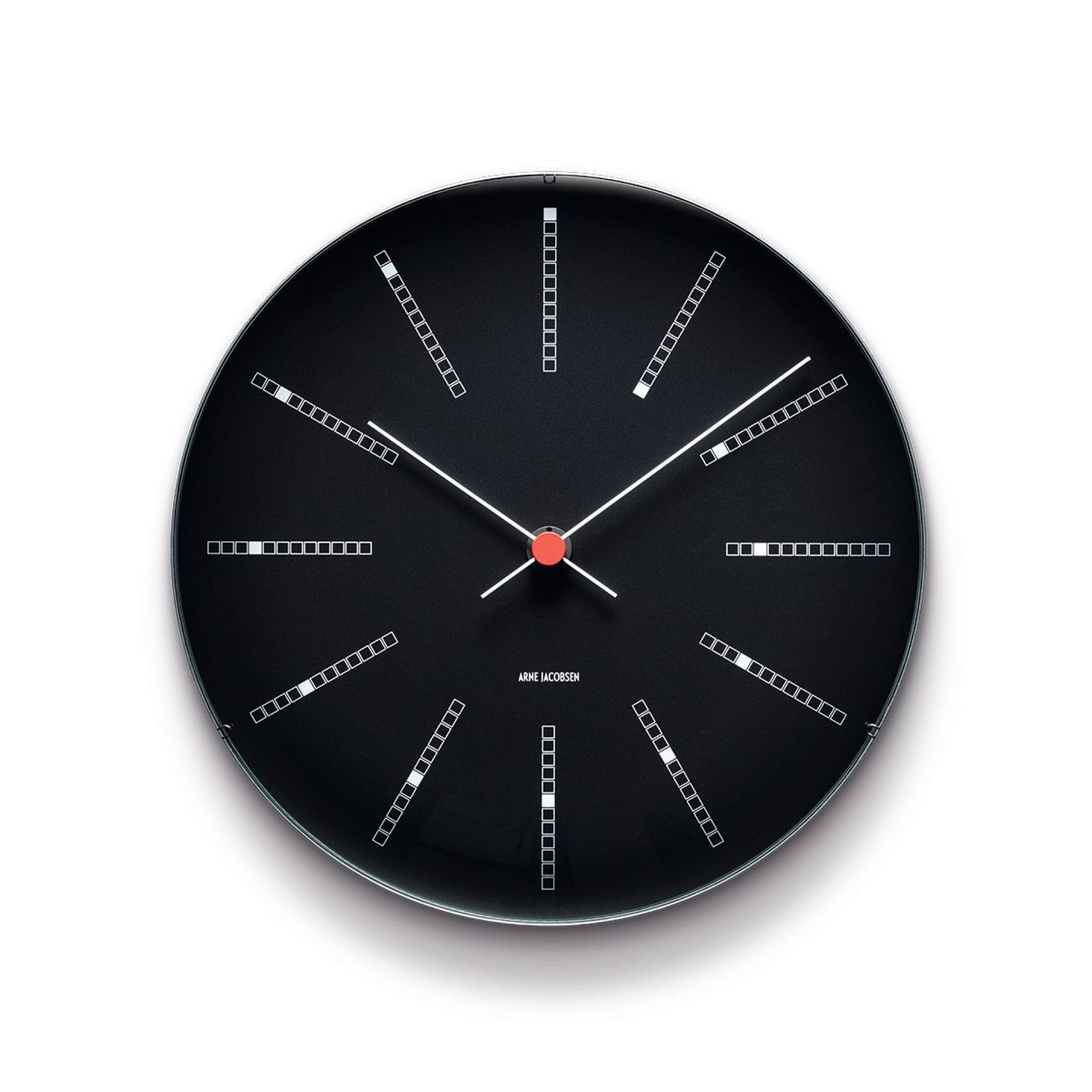 Schwarze Bankers Wanduhr von Rosendahl Timepieces mit weißer Strich-Skala und roten Zeigerpunkt.