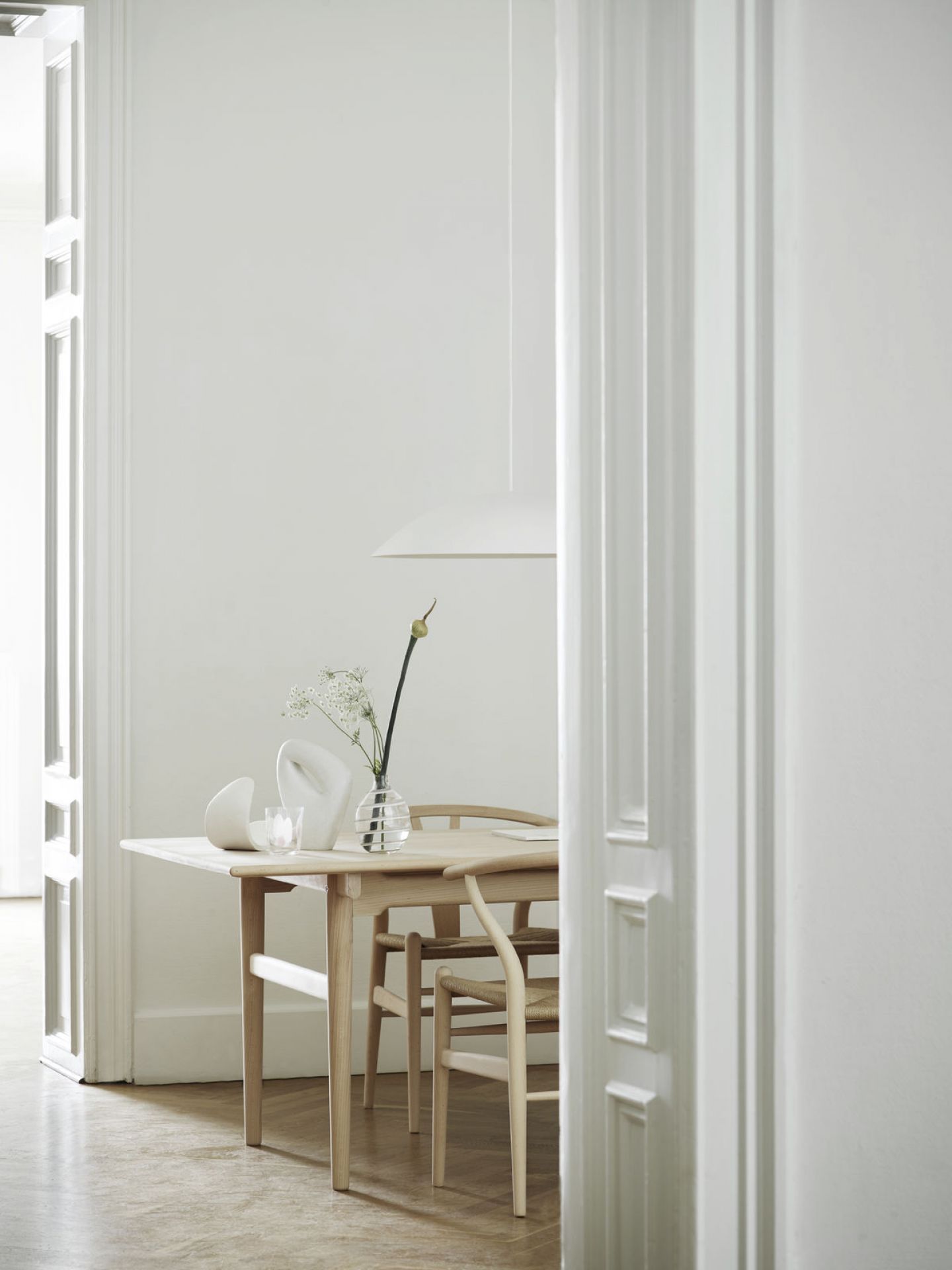 CH24 Wishbone Chair aus geölter Buche von Carl Hansen & Søn am Esstisch.