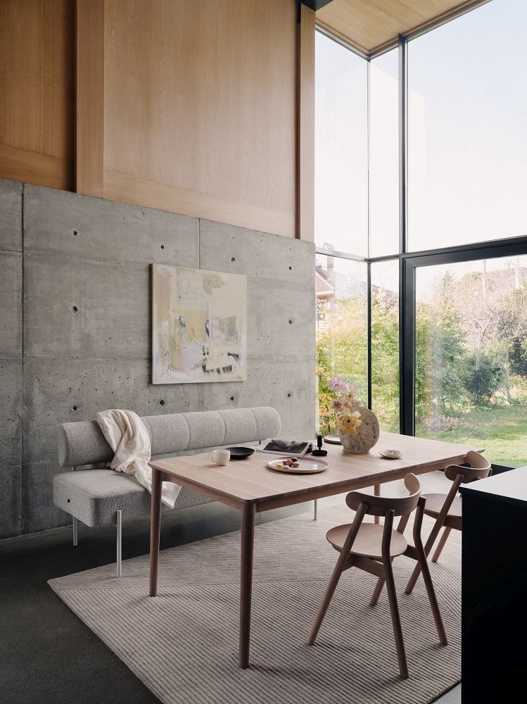 Daybe Esszimmersofa Northern Brusvik neben Esstisch und Stühlen in modernem Esszimmer.