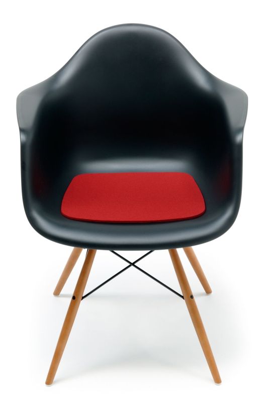 Schwarzer Eames Plastic Arm Chair mit roter Hey Sign Filz Sitzauflage für mehr Komfort.
