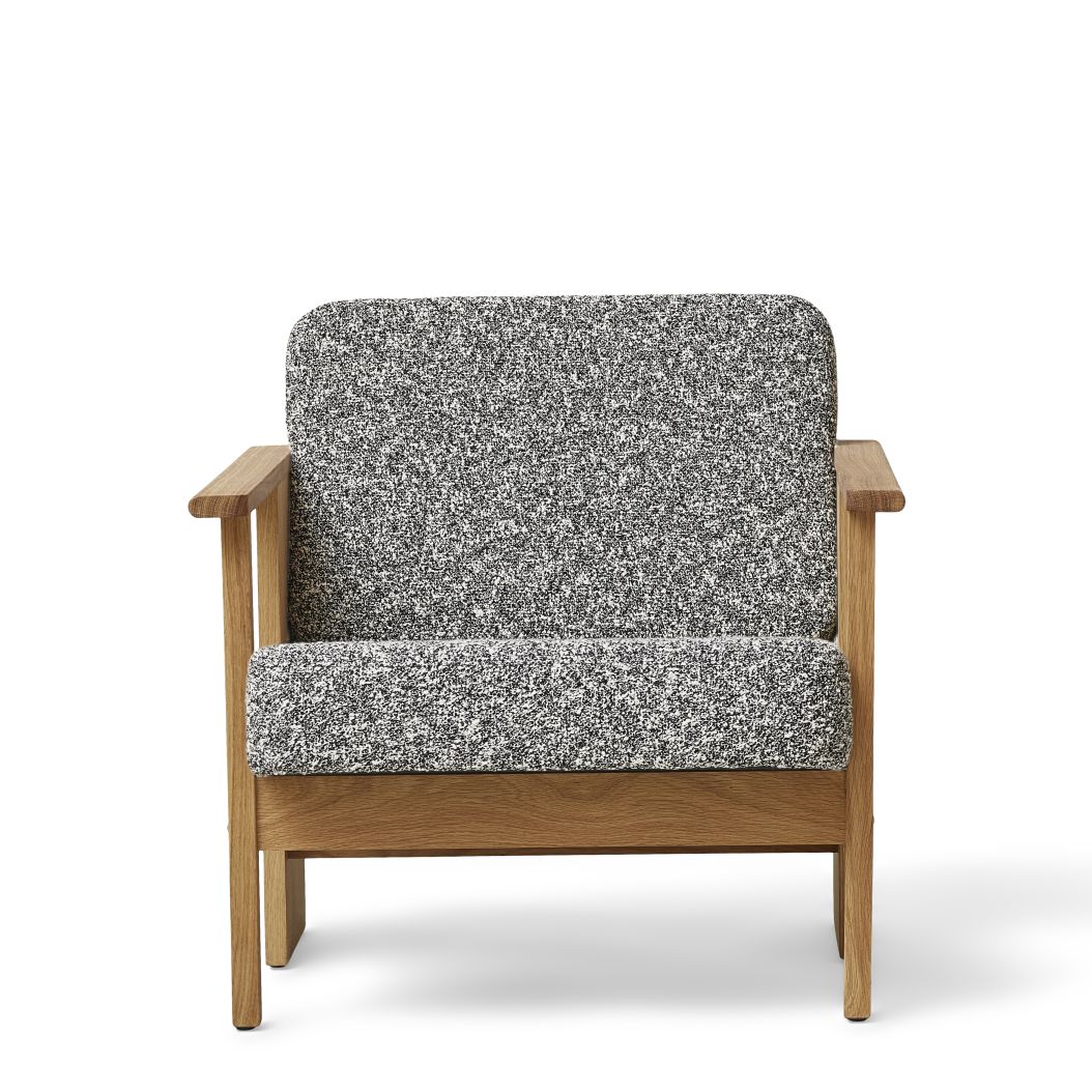 Block Lounge Sessel von Form & Refine mit grau meliertem Stoff und Holzrahmen.