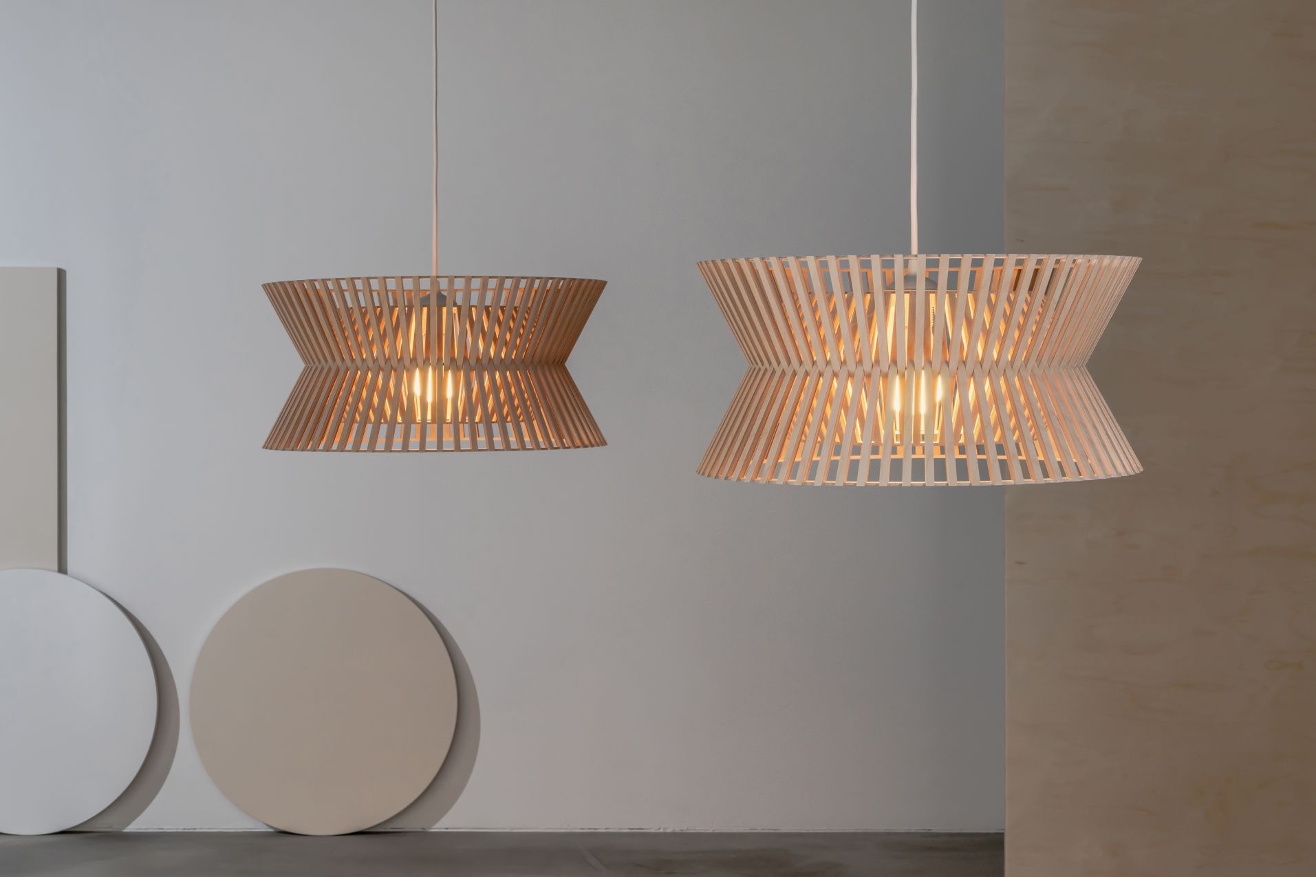 Zwei Kontro Pendelleuchten von Secto Design aus hellem Holz, moderne Hängelampen für Wohnräume.