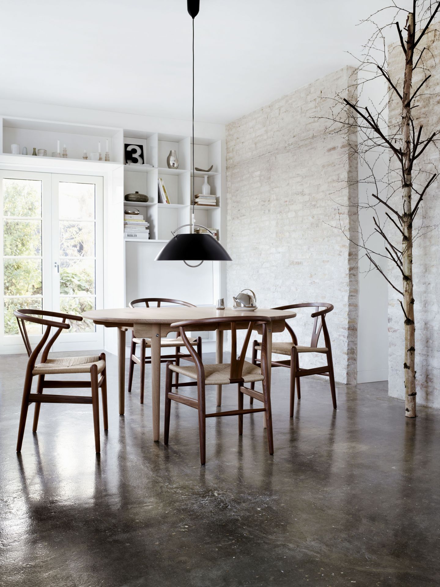 CH337 Esstisch Buche lackiert von Carl Hansen & Søn mit Wishbone Chairs im Esszimmer.