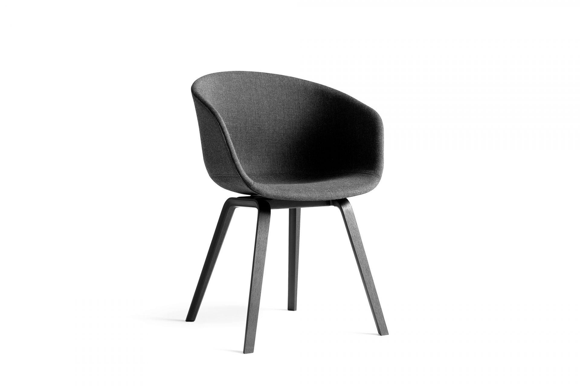 Grauer About A Chair AAC 23 Stuhl von Hay mit Vollpolster und Holzgestell.