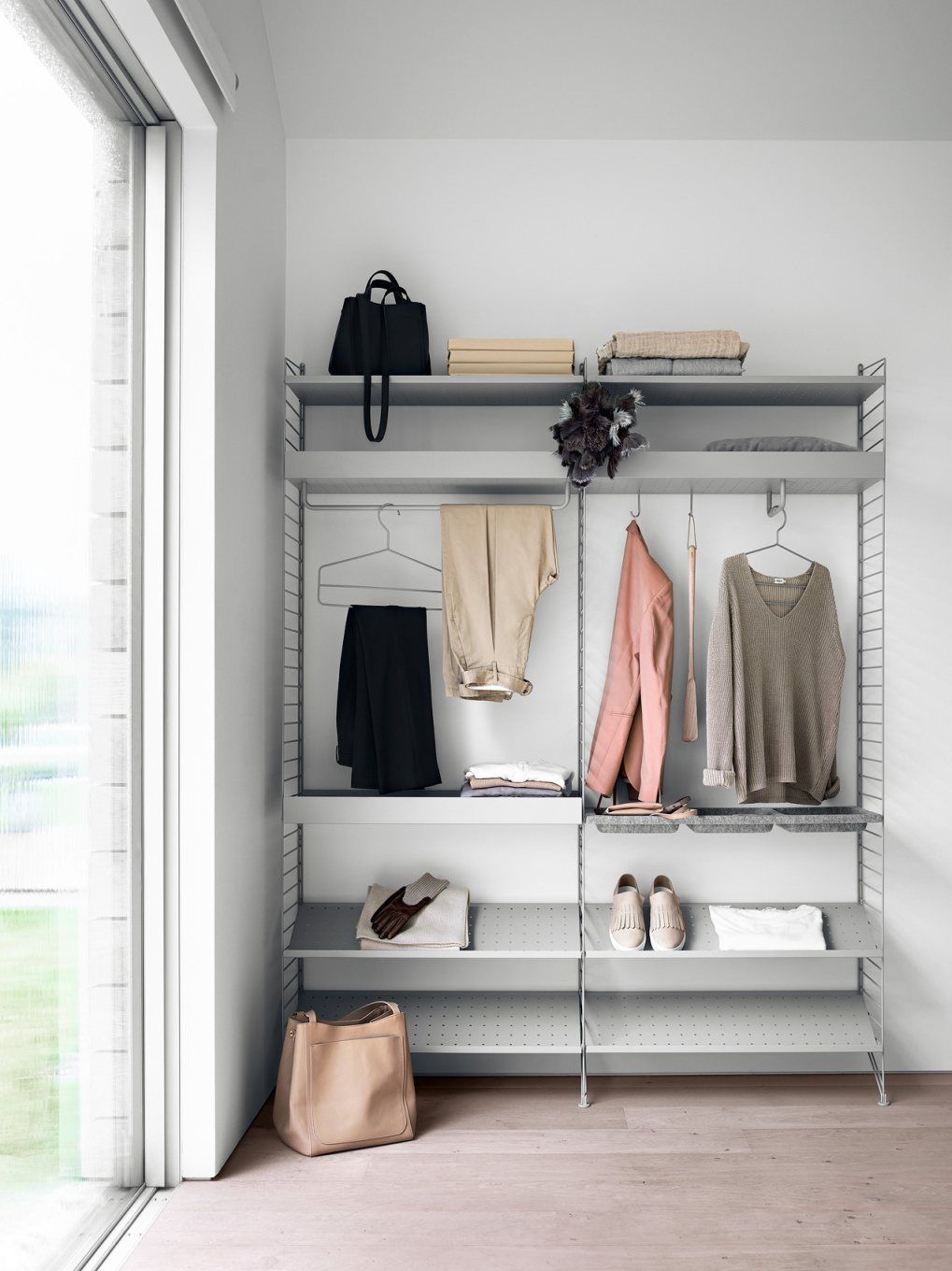 Flur KONFIGURATIONEN Hallway H3 String Furniture: Graues Regalsystem mit Kleidung, Taschen und Schuhen im Flur.