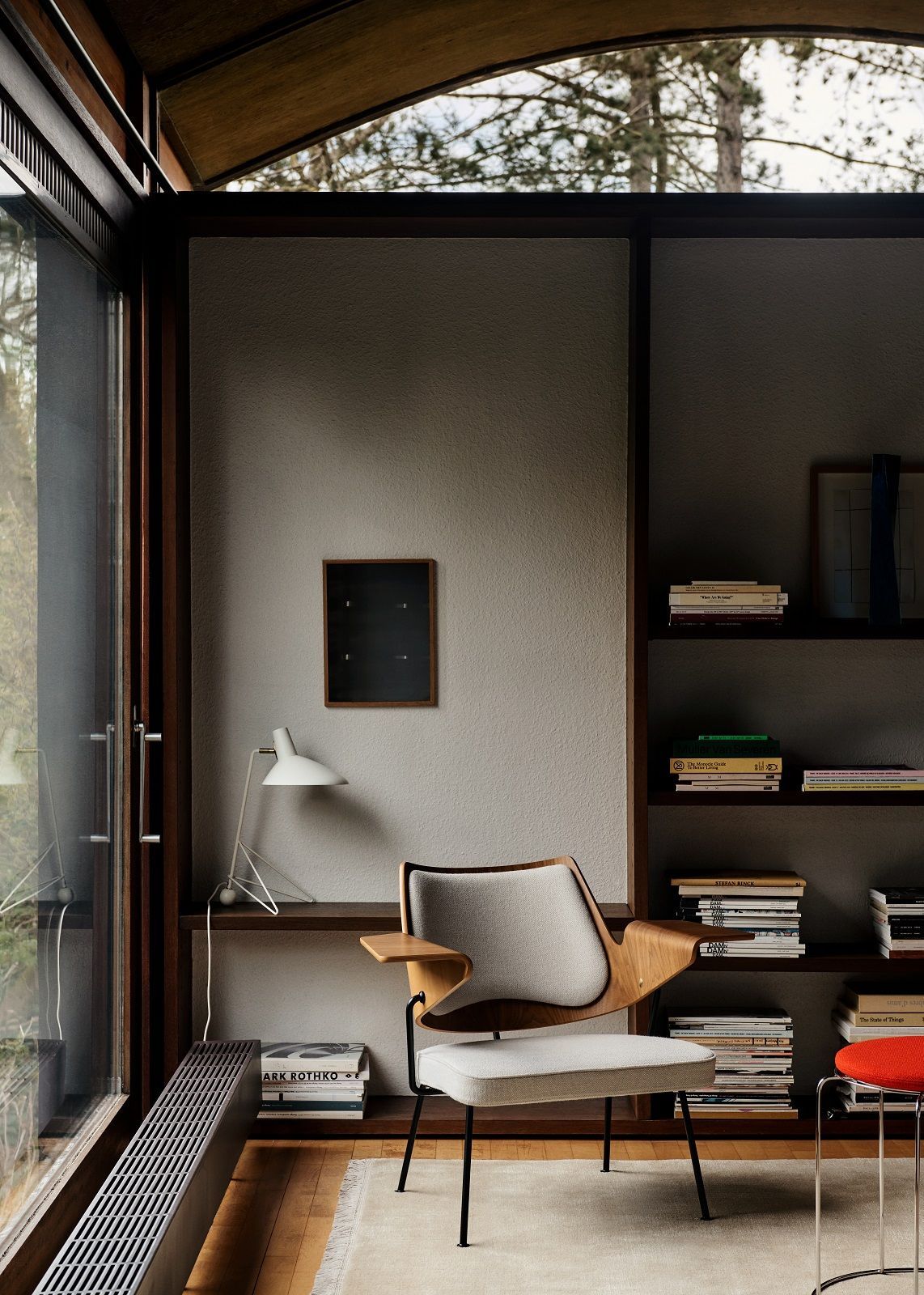 The Moor AP19 Rug Teppich von AndTradition in einem modernen Wohnzimmer mit Bücherregal.