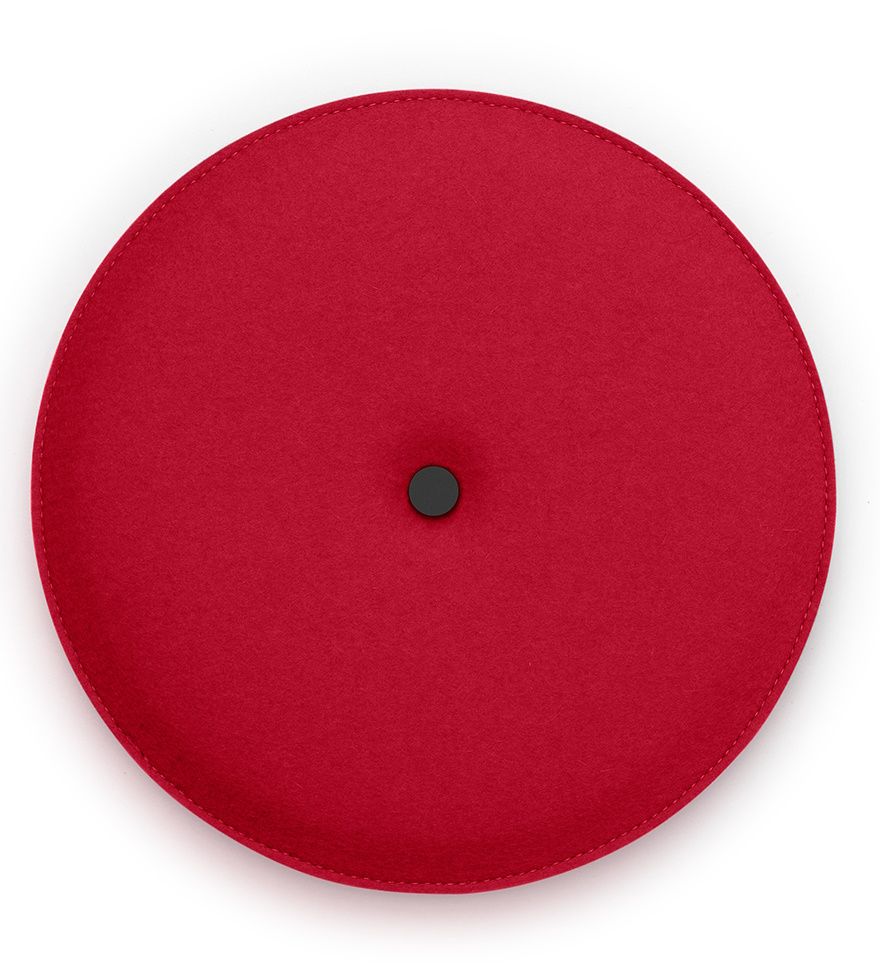 Rotes, rundes HEY-SIGN Akustik Wandelement zur Schallabsorption mit schwarzem Knopf in der Mitte.