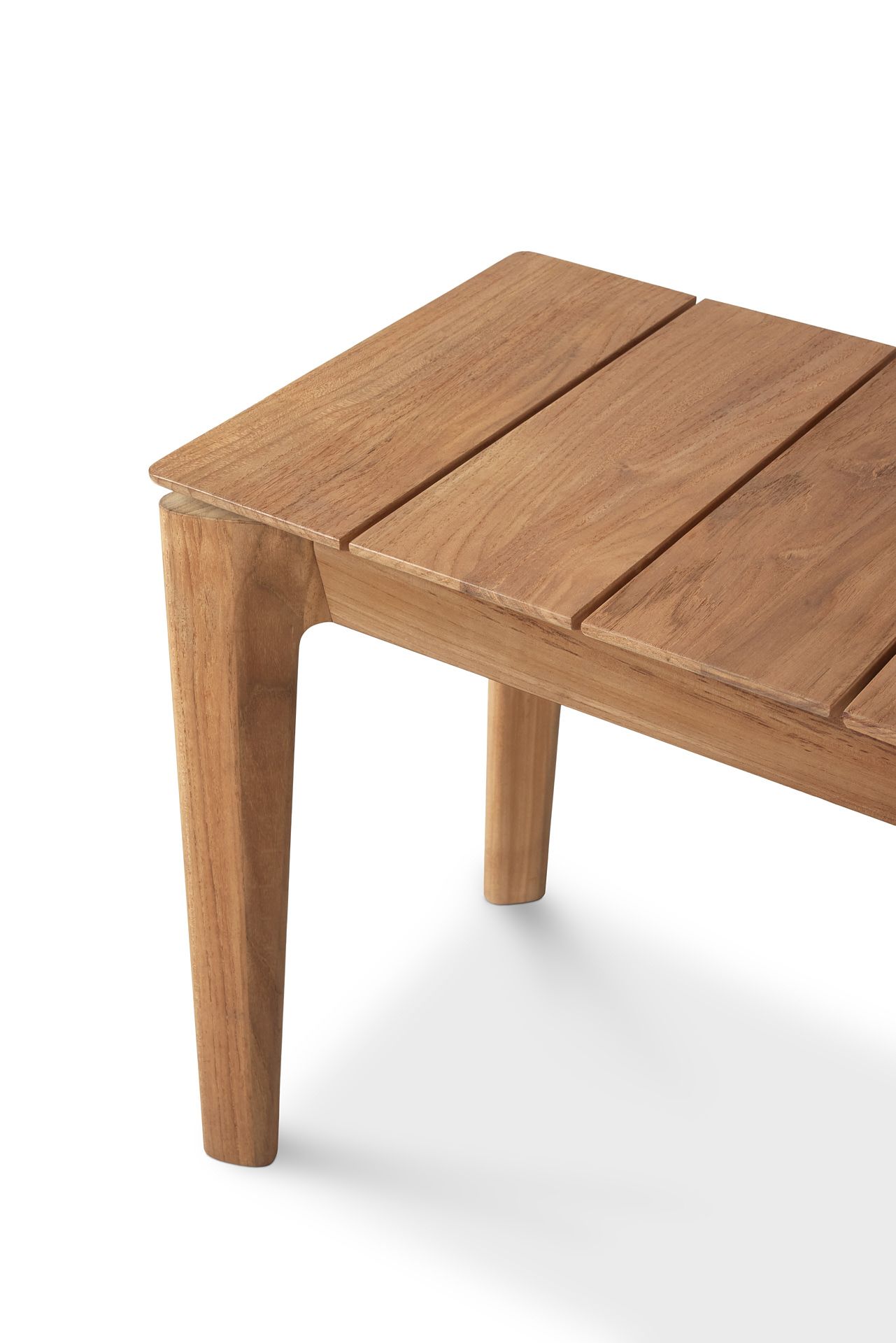Detailansicht der Ethnicraft Bok Teak Bank, einer stilvollen 2-Sitzer Gartenbank aus Teakholz.