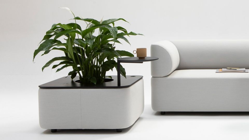 Cascando Mezza Sitzelement: Modernes, modulares Sofa mit integriertem Pflanzgefäß und kleinem Beistelltisch.