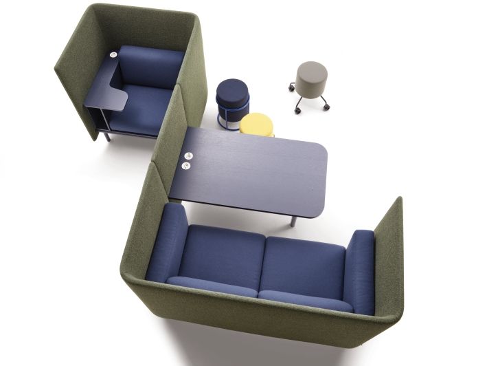 Floater Sofa von Cor: Modernes 3-Sitzer Sofa mit grünen Wänden und blauem Sitzpolster, inklusive Tisch.