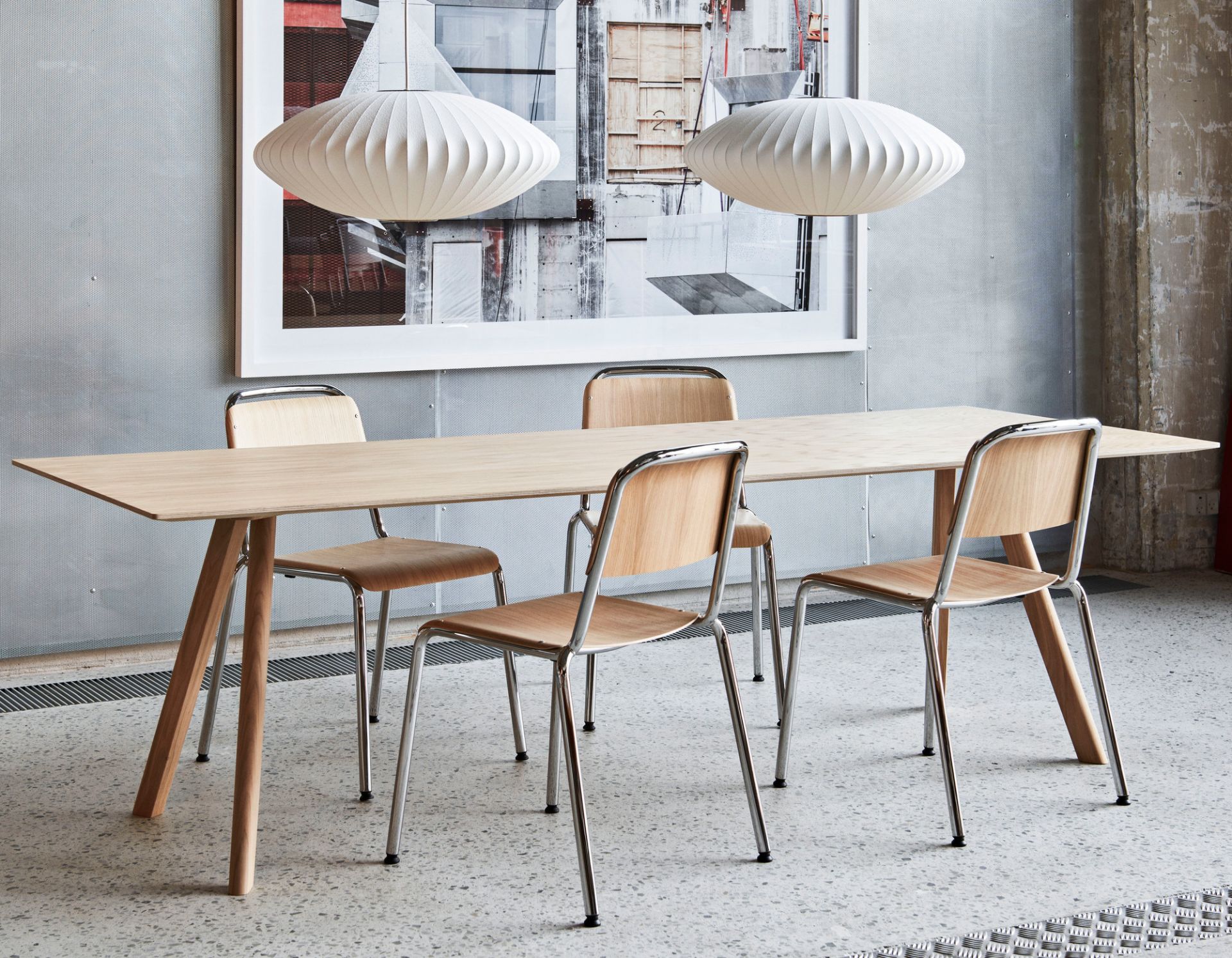 Heller Copenhague Tisch CPH 30 von Hay mit Holzplatte und vier passenden Stühlen.