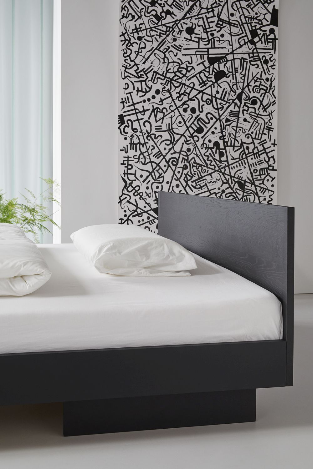 ZIANS Bett Large mit Kopfteil, modernes Doppelbett in Anthrazit mit geteilten Beinen und weißer Bettwäsche.