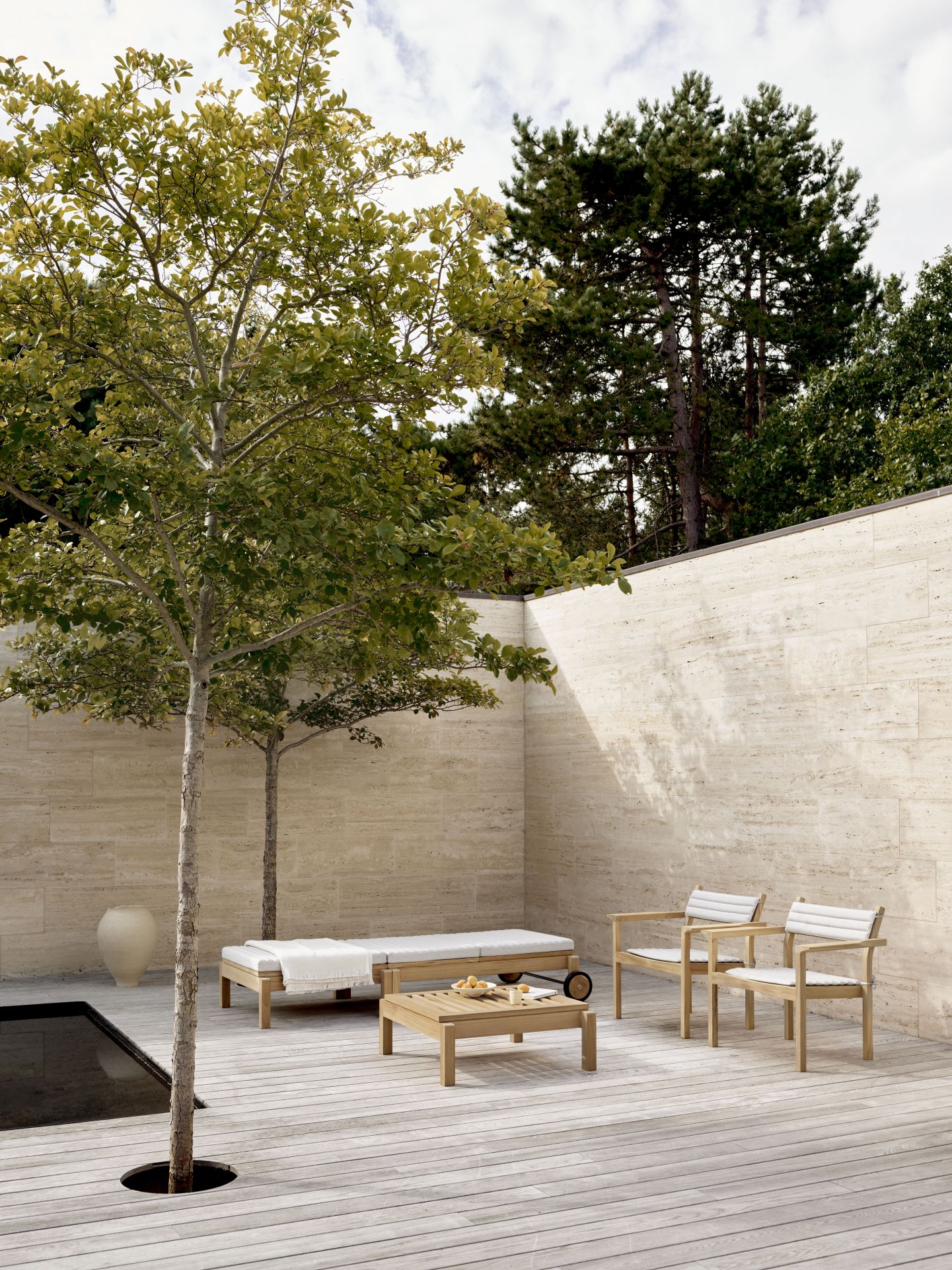 AH604 Gartenliege von Carl Hansen & Søn aus Teakholz mit passenden Gartenmöbeln im Außenbereich.