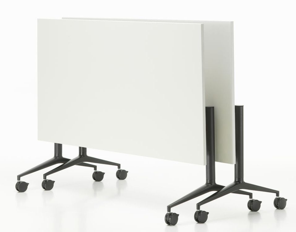 Vitra MedaMorph Klapptisch in Weiß, zusammengeklappt, mit schwarzem Gestell und Rollen für flexible Büros.