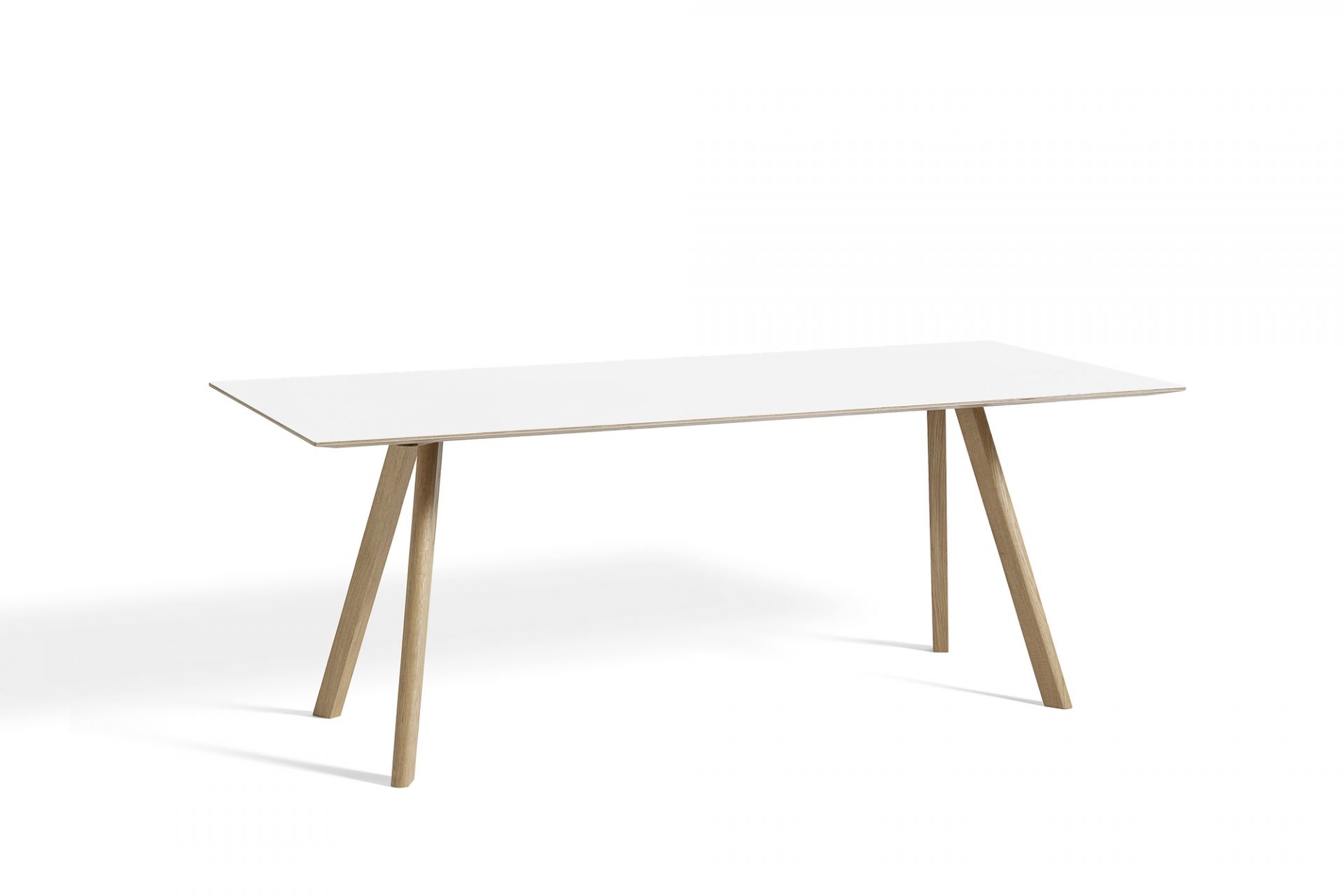Copenhague Table CPH 30 von Hay, Esstisch mit weißer Tischplatte und Holzbeinen.