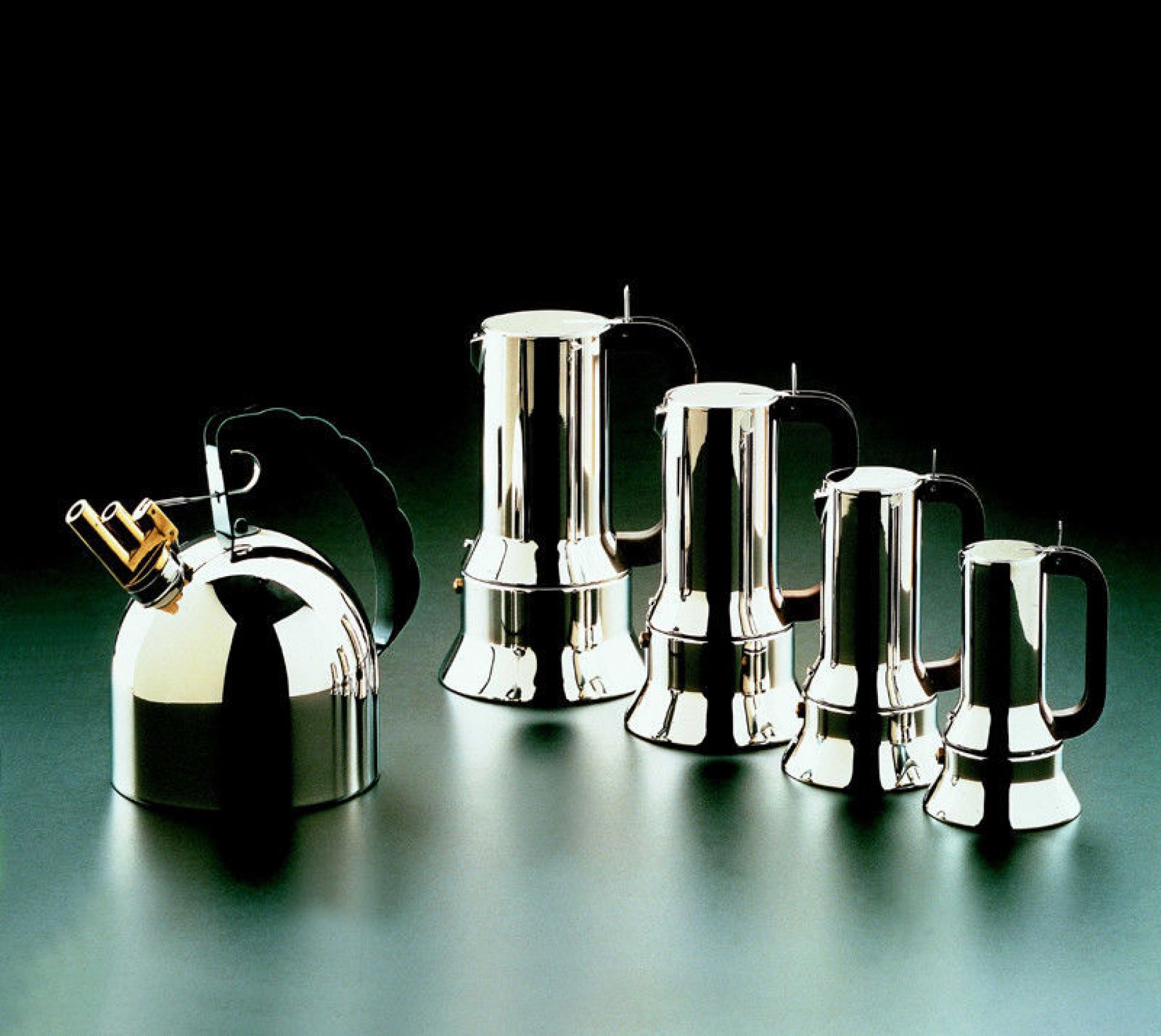 Alessi 9091 FM Wasserkessel und Espressokocher aus poliertem Edelstahl, Designobjekte für Küche und Tisch.