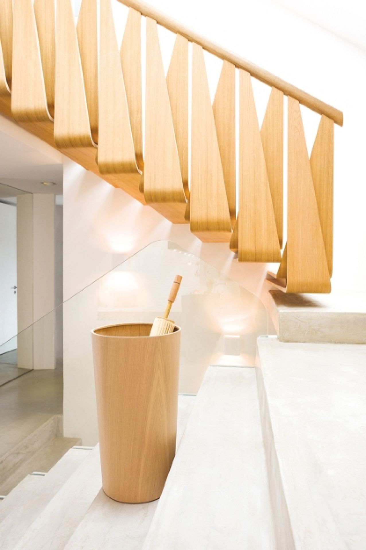 Schönbuch Schirmständer 0514 aus hellem Holz auf einer Treppe mit Schirm. Moderner Schirmhalter.