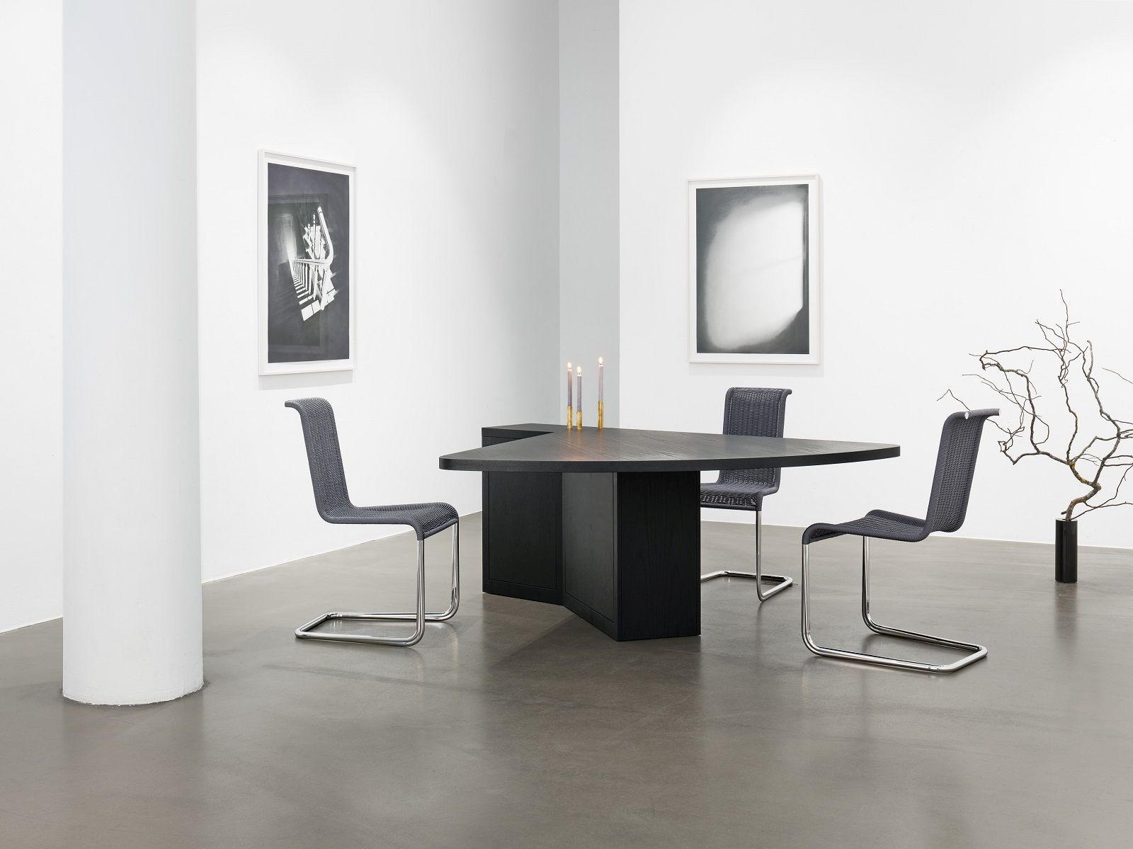B20 Kragstuhl von Tecta, dunkelgrün, mit Stahlrohrgestell, im minimalistischen Esszimmer.
