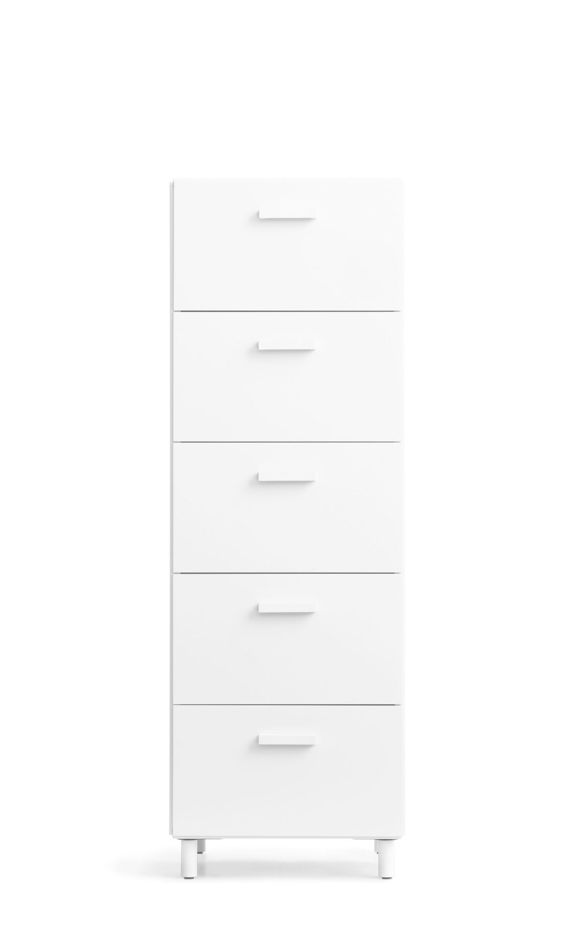 Weiße Relief Kommode von String Furniture mit fünf Schubladen und Beinen. Hochformatige Kommode.