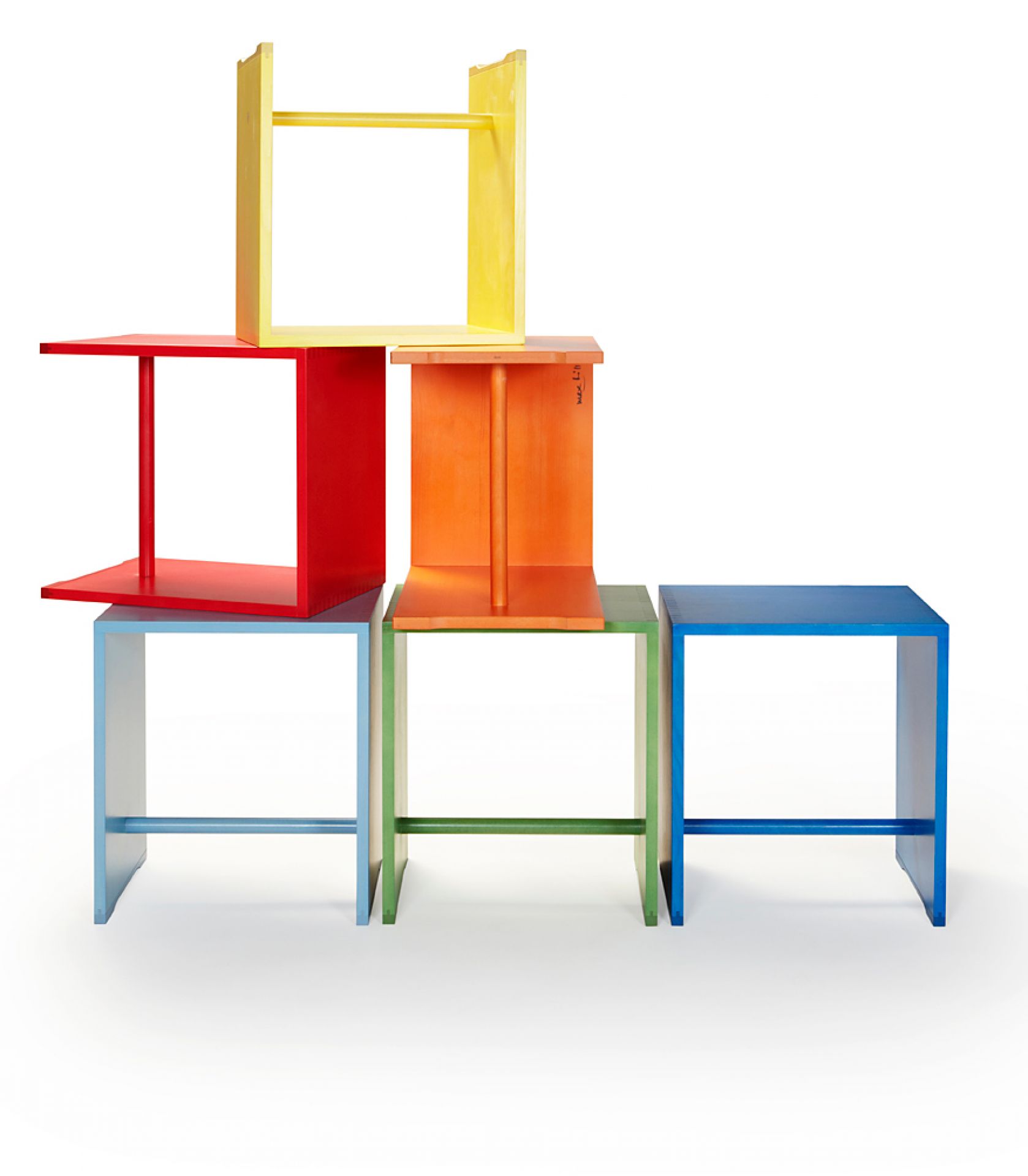 Farbenfrohe Ulmer Hocker von Max Bill, gestapelt und nebeneinander, vielseitige Sitzmöbel und Designklassiker für modernes Wohnen.