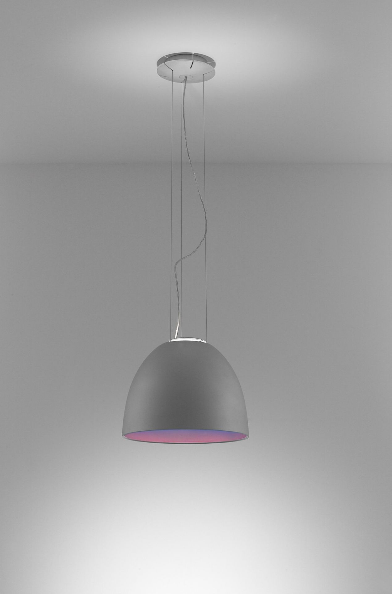 Nahaufnahme der Nur Mini Pendelleuchte von Artemide in Aluminiumgrau. Moderne Hängelampe für Wohnräume.