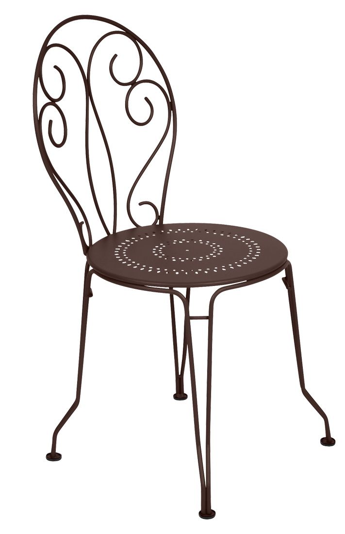 Montmartre Stuhl von Fermob für den Außenbereich, brauner Metallstuhl mit filigranem Design und runder Sitzfläche.