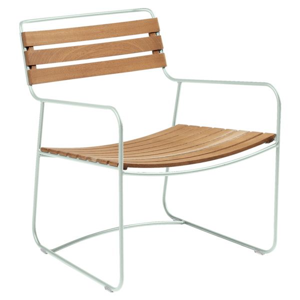 Surprising Sessel von Fermob für den Außenbereich, moderner Gartensessel mit Armlehnen und Holzlatten.