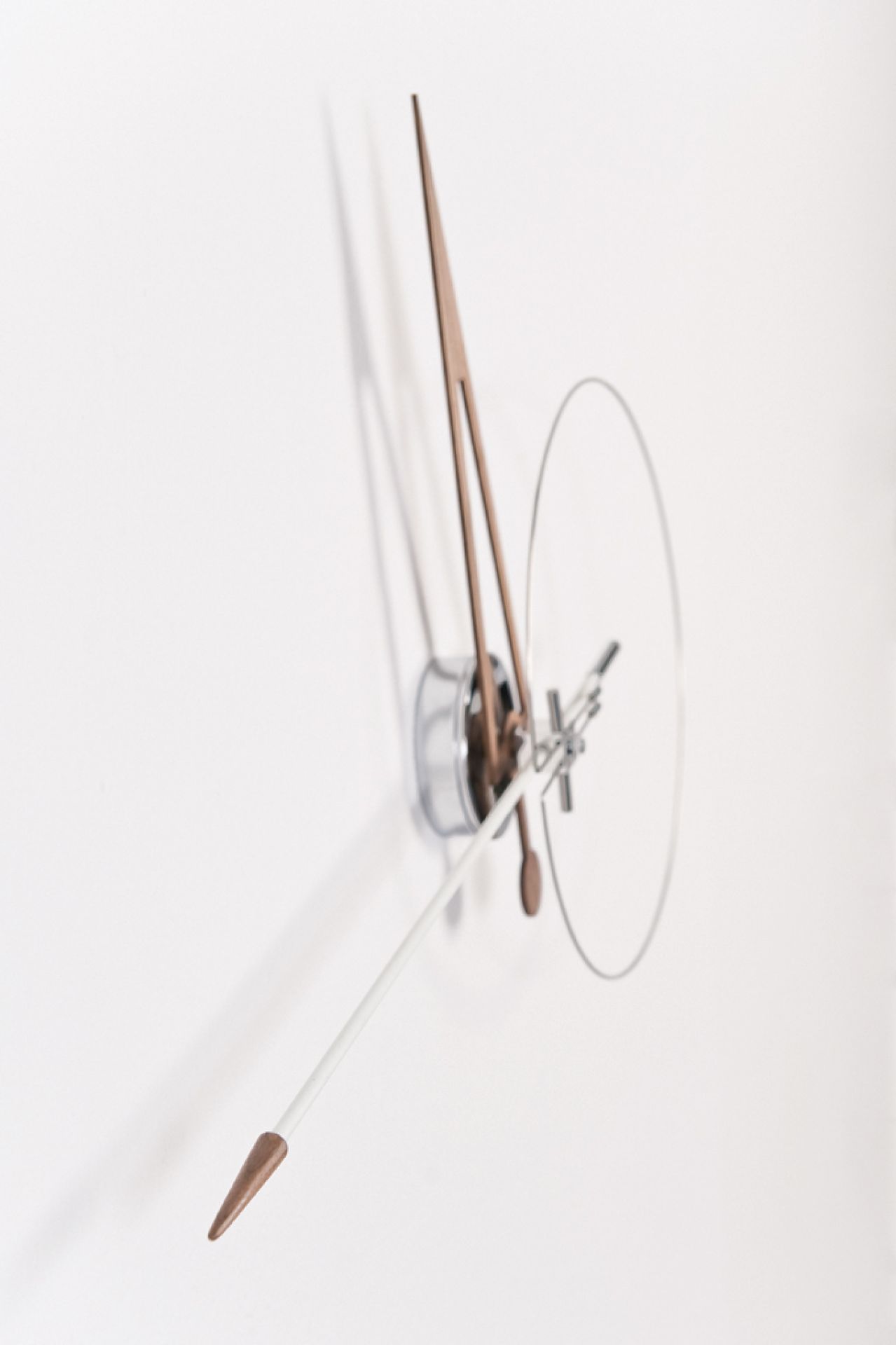 Cris Wanduhr: Moderne Designer-Wanduhr mit minimalistischem Zifferblatt und filigranen Zeigern aus Holz und Metall.